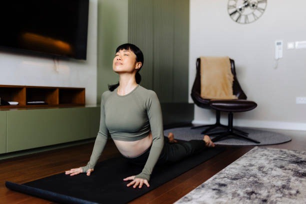 yoga untuk nyeri haid, gerakan yoga haid, pose yoga menstruasi, redakan kram haid, tips yoga ibu muda, olahraga aman saat menstruasi, yoga wanita aktif